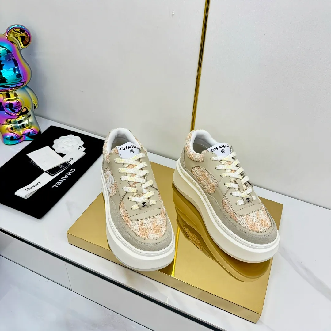 👟👟Ex-factory price 600👟👟 Upgraded version, upgraded version, upgraded version! No rebuttal accepted! ! ! ! Chanel Chanel panda shoes! 2025 counter's top casual sports shoes. This classic design; the upper is electro-embroidered with a variety of techniques; the outsole is fashionable and sporty; the unusual inclusion of a variety of color matching elements... The diversified mix and match is very good-looking and versatile, and can be used for leisure, fashion, sports, and outdoor... ꫛꫀꪝ Go➫ Materials: ❶Upper made of: original imported first-layer silk cowhide + original waterproof cloth + original first-layer cowhide ❷Inner lining: Original Yangli+Net ❸Outsole based on: Original TPU combination outsole Counter boutique packaging complete set for women 35–41 👉 👉 👉 👉 👉